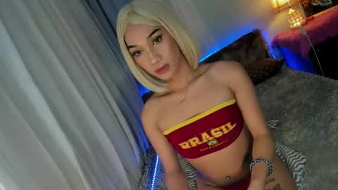 Snapshot of 2damnh0t_slut chatting on December 18, 6:35 pm haduki online show from December 18, 6:35 pm