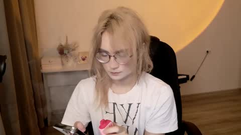 _meow_neko_ online show from May 11, 4:48 pm