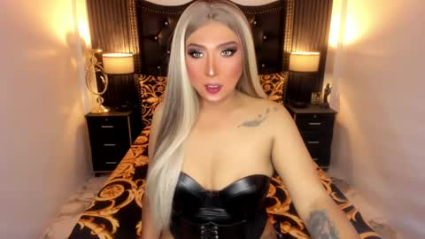 _natashacooper_ online show from April 25, 8:40 am