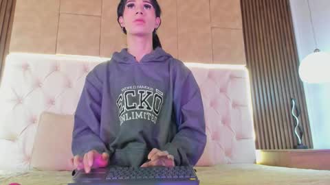 Snapshot of aliss_star chatting on October 24, 2:05 am aliss online show from October 24, 2:05 am