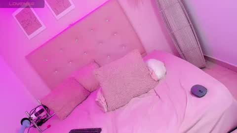 annie_dolce_ online show from February 5, 12:04 am