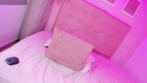 annie_dolce_ online show from April 21, 2:51 am