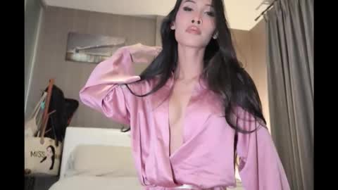 bee_thai online show from April 9, 6:25 pm