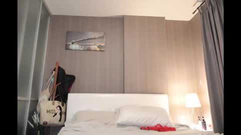 bee_thai online show from April 10, 8:58 pm