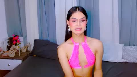 Snapshot of brownsausageroberta chatting on October 17, 7:01 am Roberta GODDESS OF PLEASURE AND SEXUALDESIRE online show from October 17, 7:01 am
