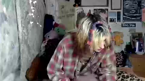 Snapshot of cherstrauberry chatting on October 15, 4:23 am cher strauberry online show from October 15, 4:23 am