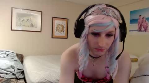 ManicPixieDreamCD online show from November 23, 12:29 pm