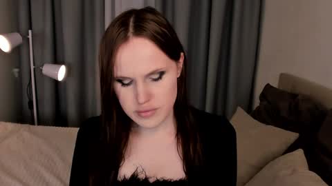 Effie Mur online show from April 7, 9:05 pm