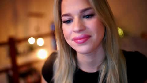 Snapshot of elister_alison chatting on October 1, 11:33 am Sunflower  online show from October 1, 11:33 am