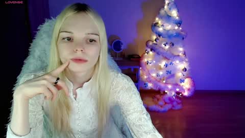 Snapshot of emily_nyaffe chatting on December 27, 1:00 am Lia online show from December 27, 1:00 am