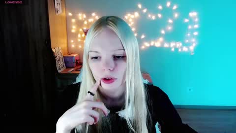 Snapshot of emily_nyaffe chatting on February 27, 9:47 pm Lia online show from February 27, 9:47 pm