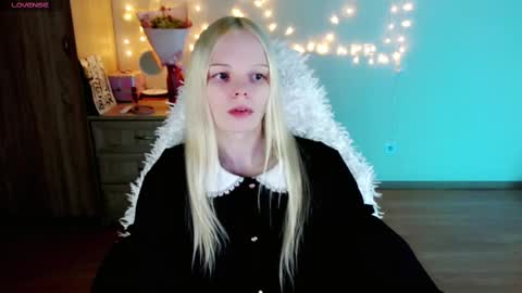 Snapshot of emily_nyaffe chatting on March 1, 5:38 pm Lia online show from March 1, 5:38 pm