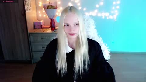 Snapshot of emily_nyaffe chatting on March 4, 8:16 pm Lia online show from March 4, 8:16 pm