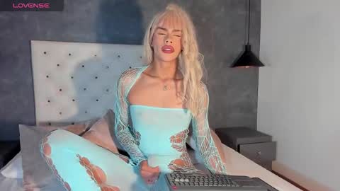 Snapshot of esteban_cor chatting on September 24, 12:11 pm Salome online show from September 24, 12:11 pm