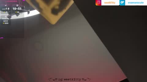 evaevanscute online show from December 3, 9:50 pm