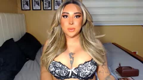 Snapshot of flirtybellahotcummings chatting on October 31, 10:14 am Bella Napoli online show from October 31, 10:14 am