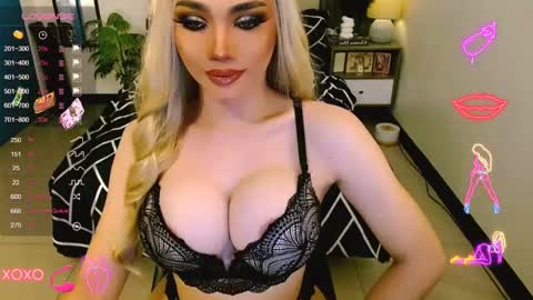 Snapshot of glorious_kim chatting on February 3, 4:04 am Kim - DONT FORGET TO FOLLOW AND GIME THUMBS UP online show from February 3, 4:04 am