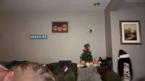 Snapshot of greenxxxqueen chatting on December 17, 2:23 am SexQueen Nikki online show from December 17, 2:23 am