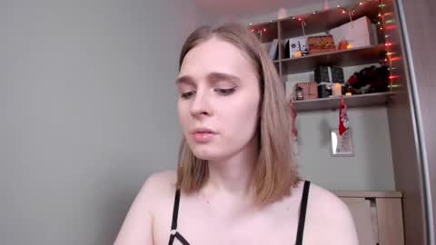 Mia online show from December 19, 5:34 am