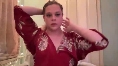 Snapshot of holly23hopefull chatting on December 14, 12:33 am Hollys Drive threw Side Of CB. online show from December 14, 12:33 am