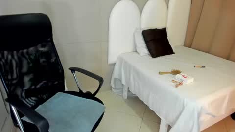honey_hex_ online show from June 10, 12:37 pm