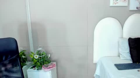 honey_hex_ online show from June 12, 1:10 pm