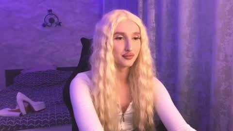 honey_sunset online show from September 9, 4:28 pm