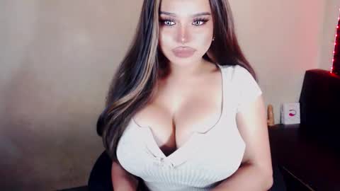 Snapshot of hotsexyhugetrans chatting on December 16, 4:27 pm Marga Avery online show from December 16, 4:27 pm