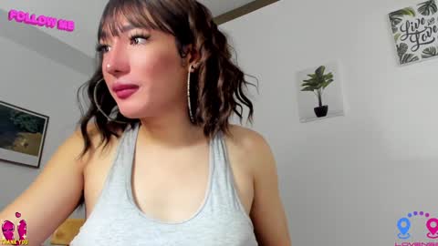 Snapshot of hottycrishinaxx chatting on December 4, 9:01 am crishinahotty online show from December 4, 9:01 am