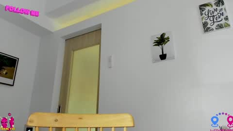 Snapshot of hottycrishinaxx chatting on December 8, 3:50 am crishinahotty online show from December 8, 3:50 am