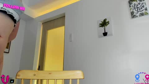 Snapshot of hottycrishinaxx chatting on December 19, 8:24 am crishinahotty online show from December 19, 8:24 am