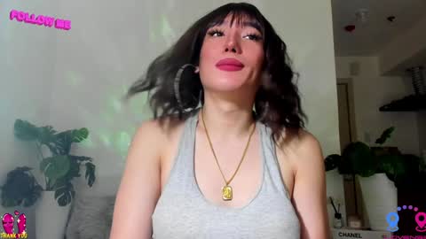 Snapshot of hottycrishinaxx chatting on February 2, 6:48 am crishinahotty online show from February 2, 6:48 am