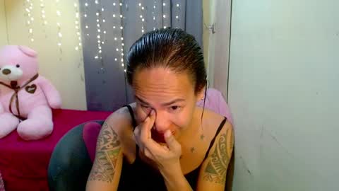 Snapshot of indaypakay_ts chatting on February 8, 2:15 am Pakay online show from February 8, 2:15 am