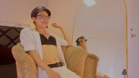 Isol online show from April 18, 8:09 pm