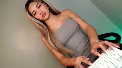 Snapshot of its_me_arabella chatting on December 17, 11:05 pm Bella online show from December 17, 11:05 pm