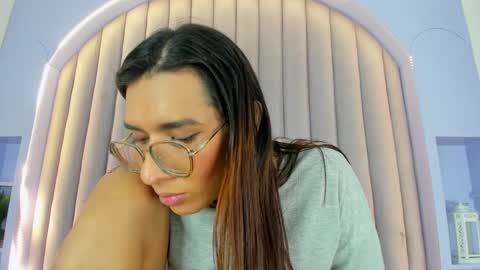 lauraagomezz__ online show from September 19, 8:36 pm