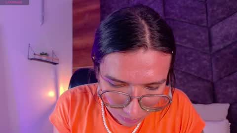 lauraagomezz__ online show from September 25, 9:00 pm