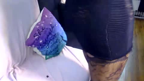 Snapshot of liratransxo chatting on September 24, 6:25 pm Transexual Elixir online show from September 24, 6:25 pm