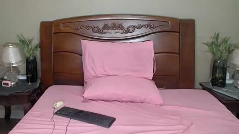 lulu_wild online show from December 5, 2:05 am