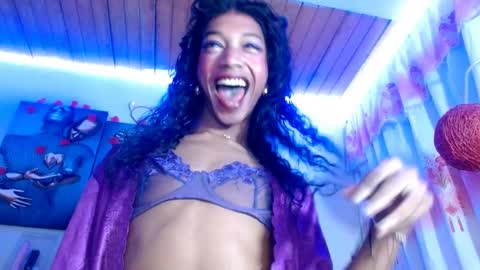 Snapshot of maidi_hot chatting on February 19, 10:45 am Bella Maidi online show from February 19, 10:45 am