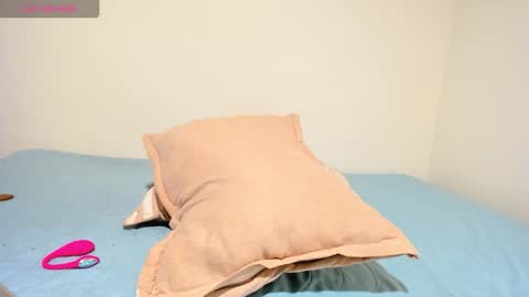 MIA INDEPENDENT MODEL  online show from November 22, 11:29 pm