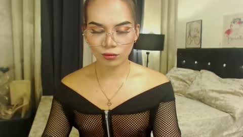 misstrishontop online show from December 3, 7:16 am