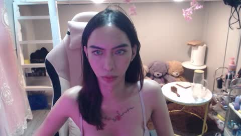 ELYSE A SIMPLE GIRL online show from November 29, 12:40 pm