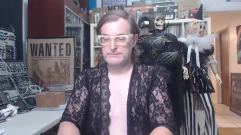 Snapshot of muziknerd chatting on October 19, 10:51 am Muziknerd online show from October 19, 10:51 am