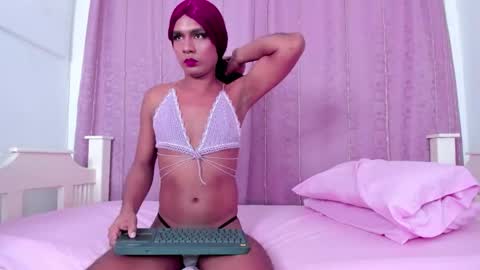 nahomy_smiith_ online show from October 19, 7:28 pm