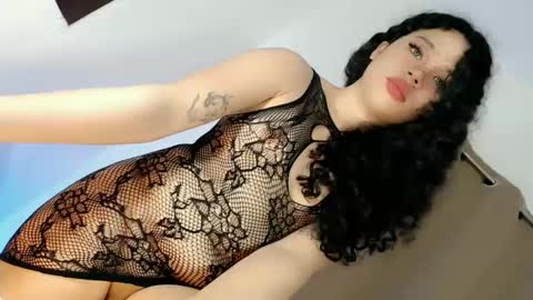Snapshot of naked_weapon1 chatting on December 6, 8:45 pm naked_weapon1 online show from December 6, 8:45 pm
