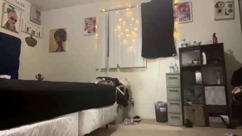 PrincessTsVivian online show from December 11, 8:20 am