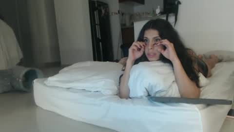 sararoussee online show from December 15, 2:18 am