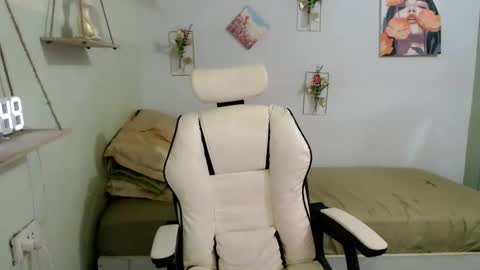 snow_2000 online show from November 6, 6:24 am