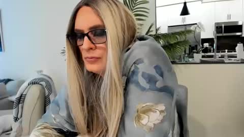 someonespeicial online show from April 25, 11:24 pm